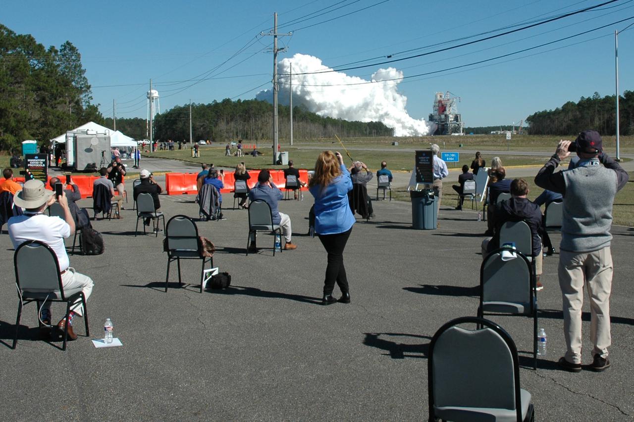NASA conducts a hot fire test March 18, 2021, of the core stage for the agency’s Space Launch System rocket on the B-2 Test Stand at Stennis Space Center near Bay St. Louis, Mississippi. The hot fire test of the stage’s four RS-25 engines generated a combined 1.6 million pounds of thrust, just as will occur during an actual launch. The hot fire is the final test of the Green Run test series, which represents a comprehensive assessment of the core stage and its integrated systems prior to its launch on the Artemis I mission to the Moon.