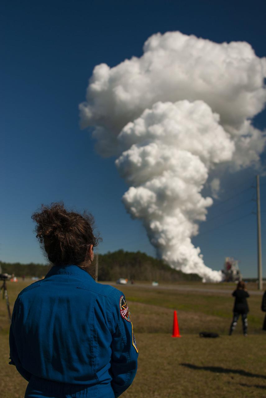 NASA conducts a hot fire test March 18, 2021, of the core stage for the agency’s Space Launch System rocket on the B-2 Test Stand at Stennis Space Center near Bay St. Louis, Mississippi. The hot fire test of the stage’s four RS-25 engines generated a combined 1.6 million pounds of thrust, just as will occur during an actual launch. The hot fire is the final test of the Green Run test series, which represents a comprehensive assessment of the core stage and its integrated systems prior to its launch on the Artemis I mission to the Moon.