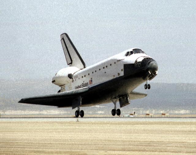 NASA image: STS-67 Endeavour Landing at Edwards