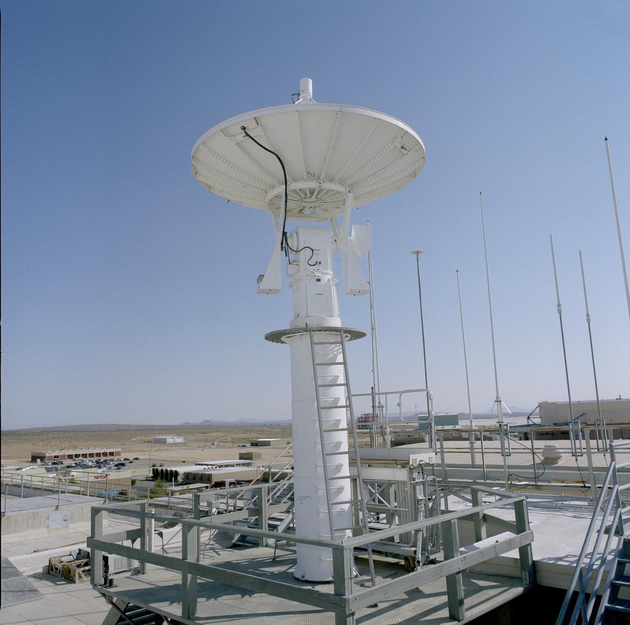 A rooftop pedestal and telemetry dish gathered information from research aircraft at Building 4800 at NASA’s Armstrong Flight Research Center in Edwards, California. The pedestal was used since the 1950s to 2015 to house different dishes to collect data from research aircraft. On Oct. 4, 2024, a helicopter was used to remove the pedestal from the roof.
