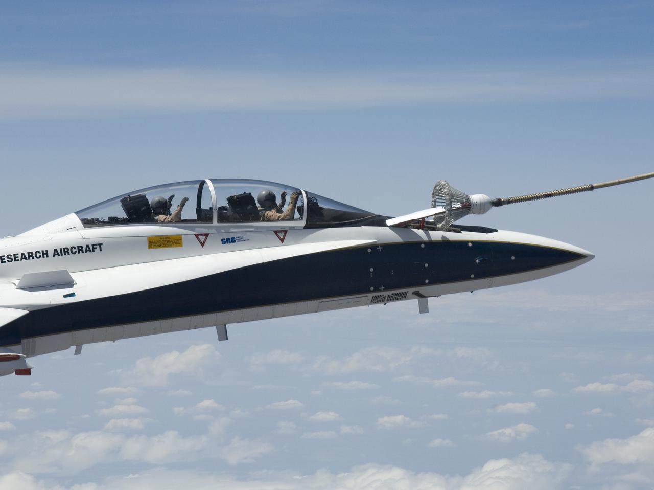 Pilot Dick Ewers and flight test engineer Leslie Molzahn were hands-off as NASA F/A-18 #845 flew itself into the drogue on an autonomous refueling demonstration.