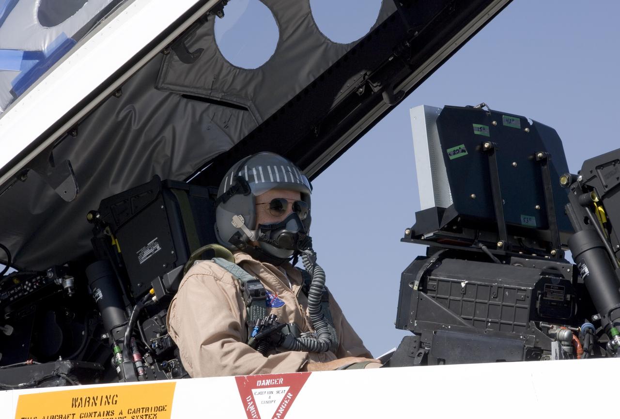 Gulfstream project pilot Tom Horne readies to fly an External Vision System project flight from the backseat of NASA's F-18 Systems Research Aircraft.