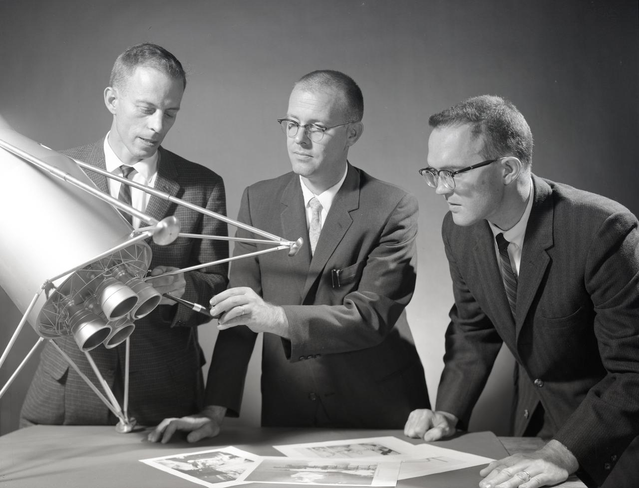 NASA ENGINEERS DISCUSSING APOLLO PROJECT