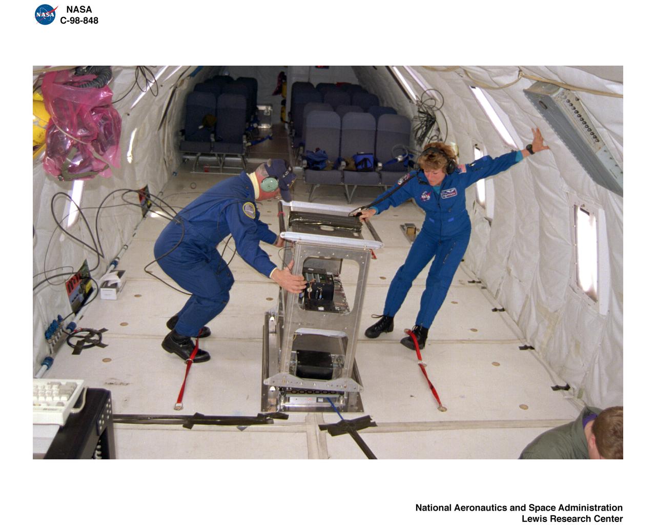 KC-135 AIRPLANE MICROGRAVITY FLIGHT