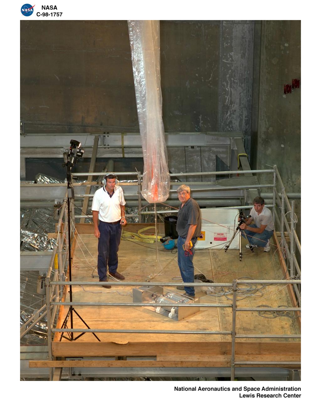 MARS BALLOON INFLATION TEST IN THE SPACE POWER FACILITY SPF AT NASA PLUM BROOK STATION