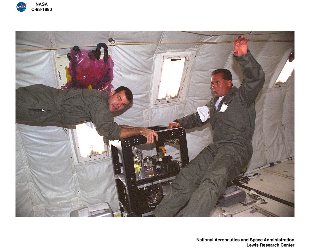 KC-135 AIRPLANE FLIGHT AT LEWIS RESEARCH CENTER DURING WEEK OF AUGUST 17 THROUGH 22 1998