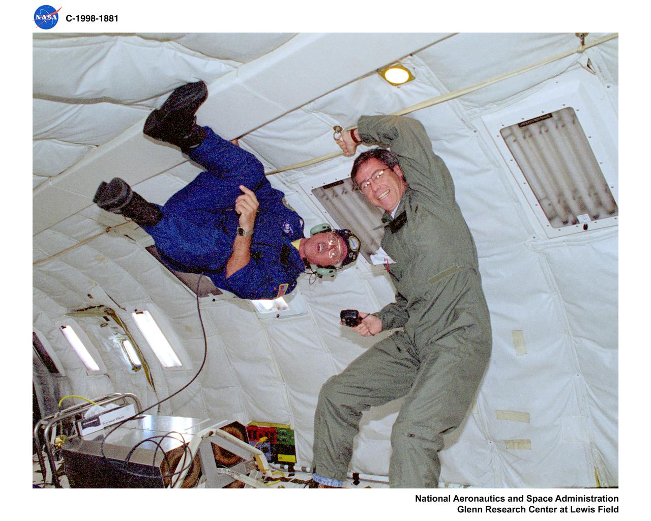 KC-135 AIRPLANE FLIGHT AT LEWIS RESEARCH CENTER DURING WEEK OF AUGUST 17 THROUGH 22 1998