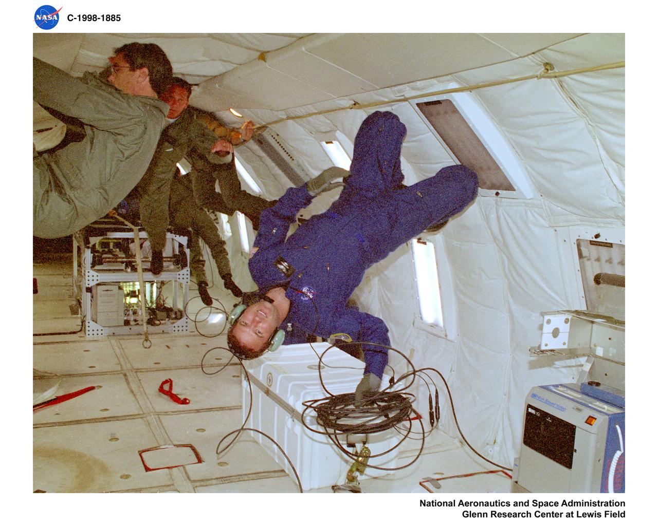 KC-135 AIRPLANE FLIGHT AT LEWIS RESEARCH CENTER DURING WEEK OF AUGUST 17 THROUGH 22 1998