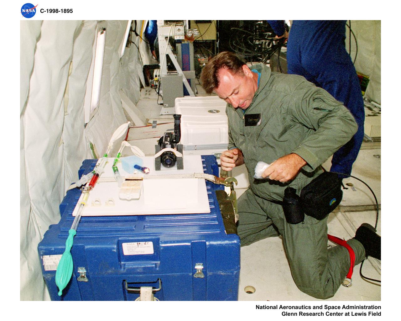 KC-135 AIRPLANE FLIGHT AT LEWIS RESEARCH CENTER DURING WEEK OF AUGUST 17 THROUGH 22 1998