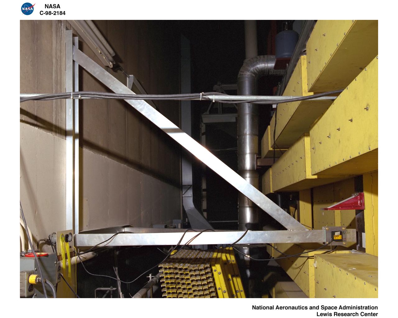 LASER DISPLACEMENT MEASUREMENTS IN THE 9X15 FOOT WIND TUNNEL TEST SECTION