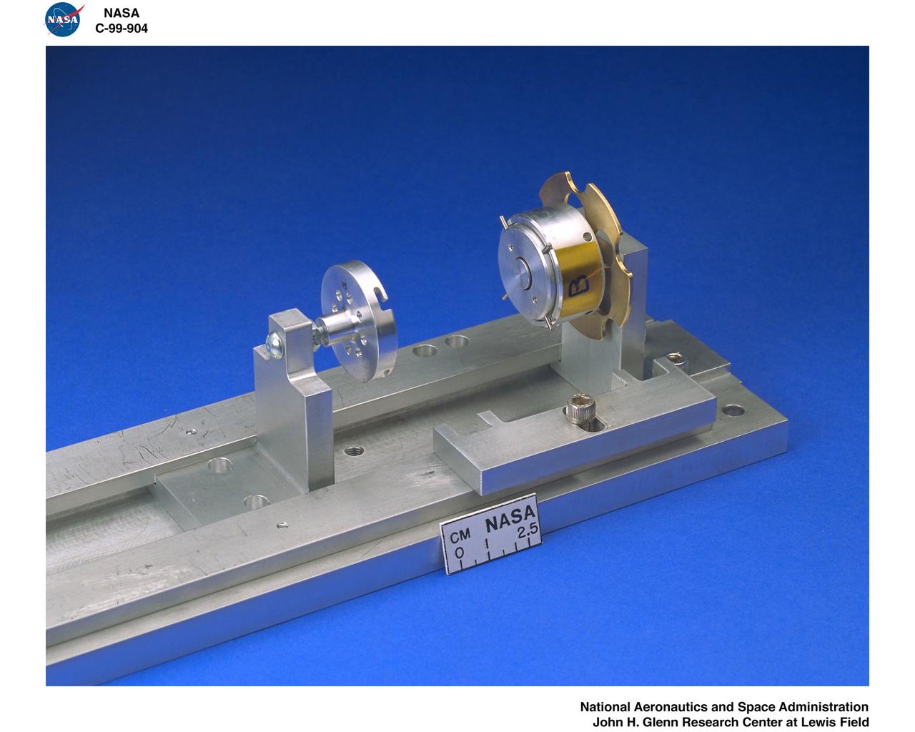 SHEAR EXTENSIONAL RHEOLOGY EXPERIMENT FLUID MODULE AND KC135 AIRCRAFT TEST FIXTURE FOR THE EXTENSIONAL RHEOLOGY GLOVEBOX INVESTIGATION