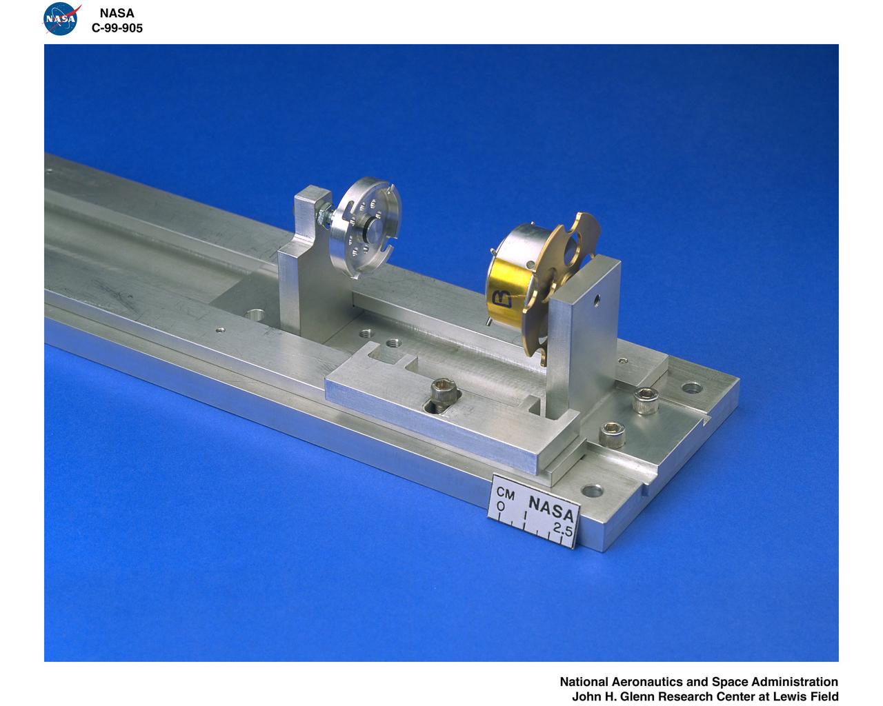SHEAR EXTENSIONAL RHEOLOGY EXPERIMENT FLUID MODULE AND KC135 AIRCRAFT TEST FIXTURE FOR THE EXTENSIONAL RHEOLOGY GLOVEBOX INVESTIGATION