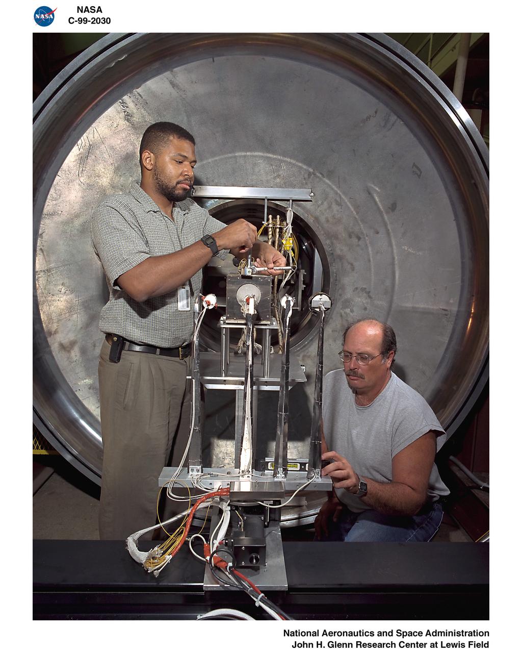 VACUUM FACILITY II  ION PLUME DIAGNOSTICS -  ION THRUSTER WITH PLASMA PROBES