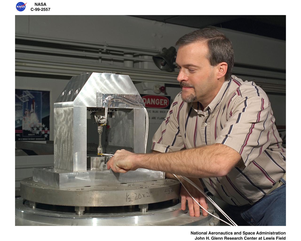 HIGH CYCLE HIGH TEMPERATURE STRAIN GAUGE FATIGUE LIFE TEST APPARATUS