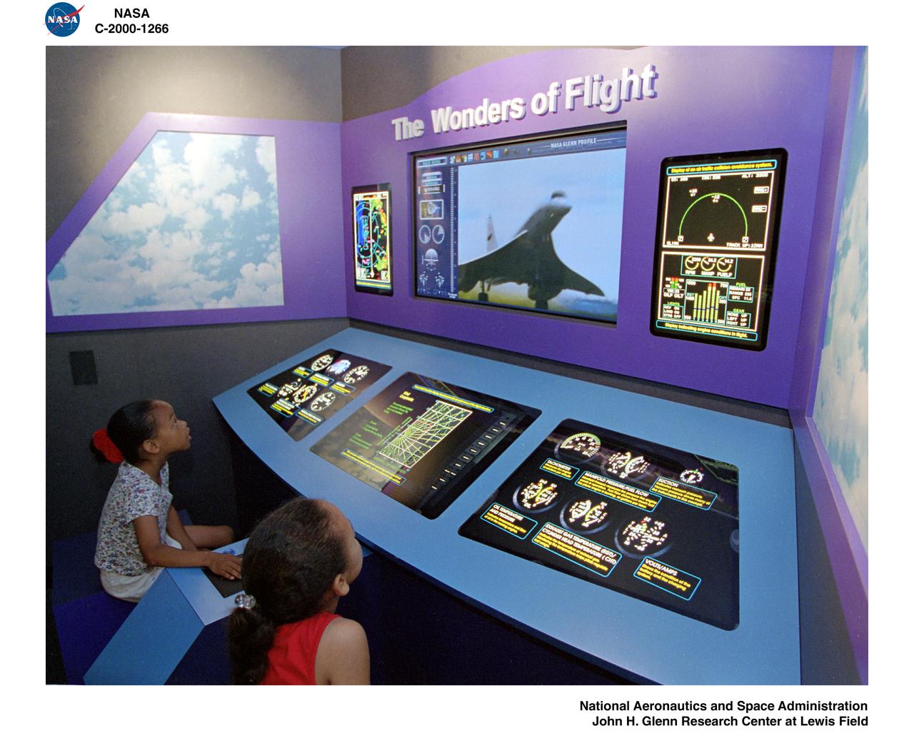 CHILDREN AT THE WONDERS OF FLIGHT