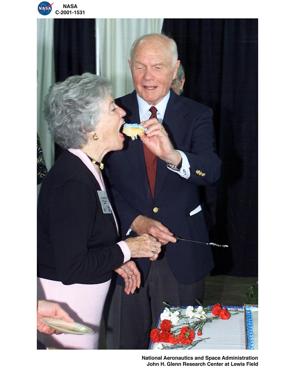 60TH ANNIVERSARY CELEBRATION / ANNIE AND JOHN GLENN CUTTING THE CAKE