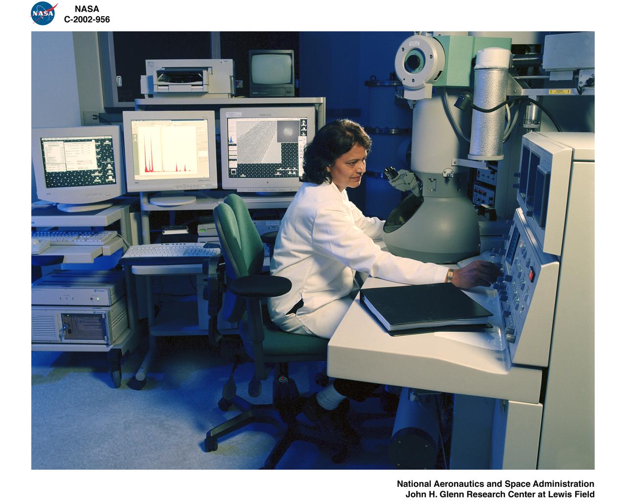 TRANSMISSION ELECTRON MICROSCOPE / TEM