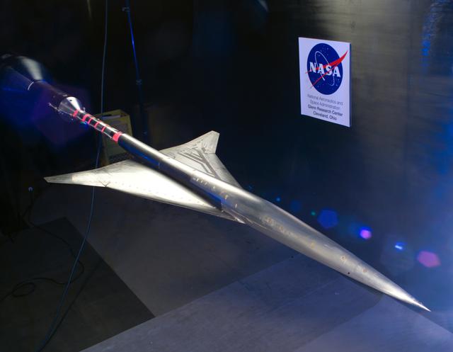 NASA image: NASA GLENN/NASA LANGLEY LOADS COMPARISON TEST WITH 6 COMPONENT FORCE/MOMENT BALANCE AND 1.7% HIGH SPEED RESEARCH MODEL 5.