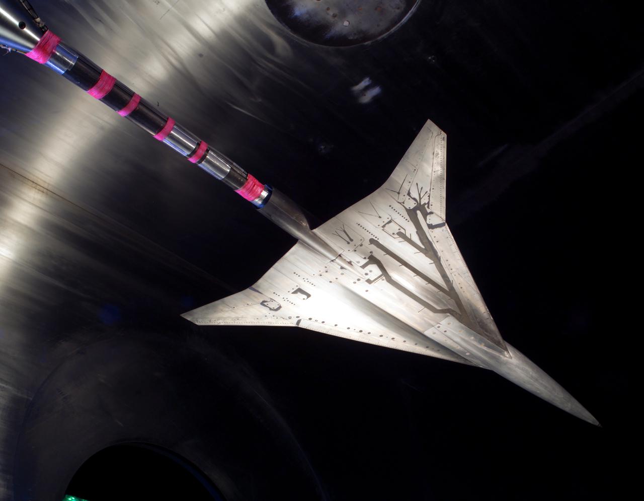 NASA Glenn/NASA Langley, Loads Comparison Test With 6 Component Force/Moment Balance and 1.7% High Speed Research, HSR Model 5. In the Glenn Research Center 10x10 Foot Supersonic Wind Tunnel, SWT