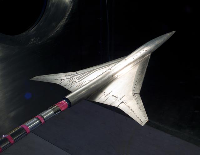 NASA image: NASA GLENN/NASA LANGLEY LOADS COMPARISON TEST WITH 6 COMPONENT FORCE/MOMENT BALANCE AND 1.7% HIGH SPEED RESEARCH MODEL 5.