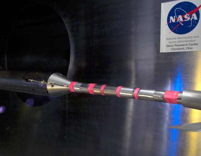 NASA image: NASA GLENN/NASA LANGLEY LOADS COMPARISON TEST WITH 6 COMPONENT FORCE/MOMENT BALANCE AND 1.7% HIGH SPEED RESEARCH MODEL 5.