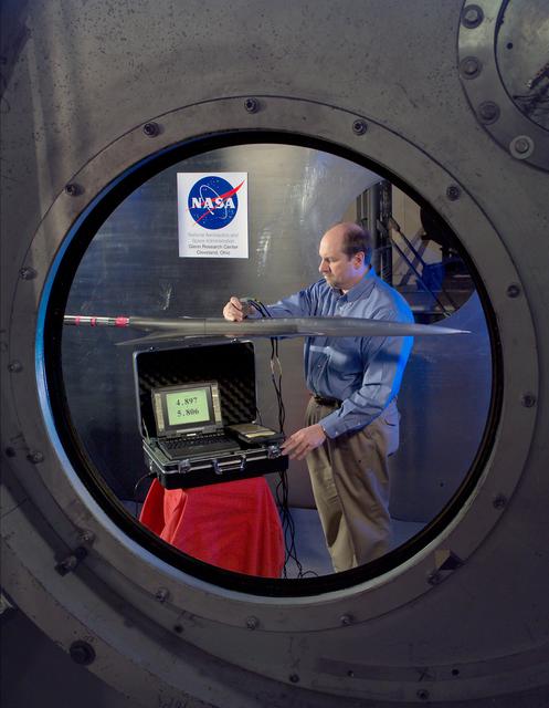 NASA image: NASA GLENN/NASA LANGLEY LOADS COMPARISON TEST WITH 6 COMPONENT FORCE/MOMENT BALANCE AND 1.7% HIGH SPEED RESEARCH MODEL 5.
