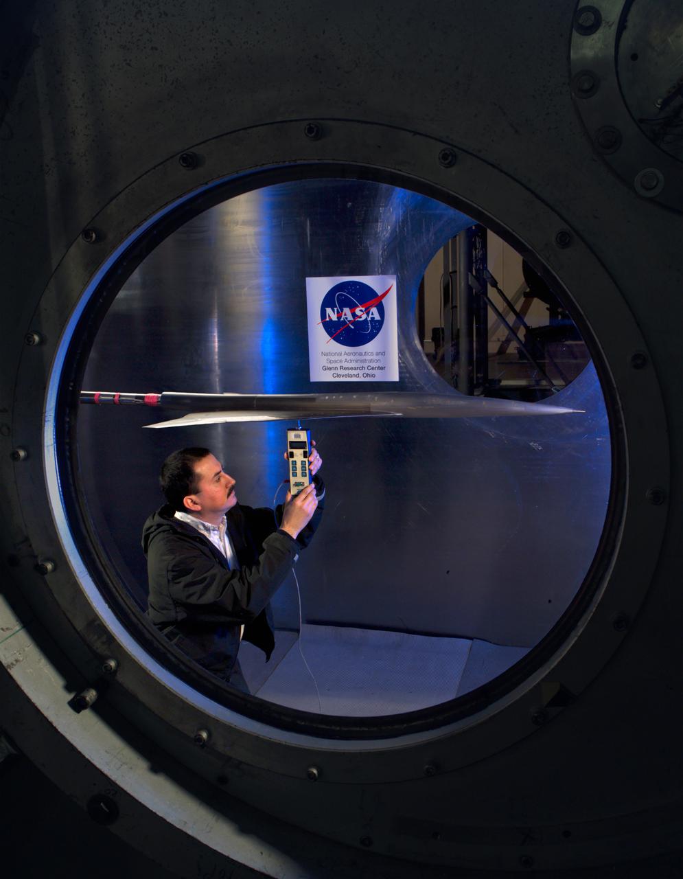 NASA GLENN/NASA LANGLEY LOADS COMPARISON TEST WITH 6 COMPONENT FORCE/MOMENT BALANCE AND 1.7% HIGH SPEED RESEARCH MODEL 5.