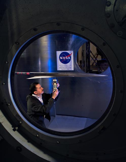 NASA image: NASA GLENN/NASA LANGLEY LOADS COMPARISON TEST WITH 6 COMPONENT FORCE/MOMENT BALANCE AND 1.7% HIGH SPEED RESEARCH MODEL 5.