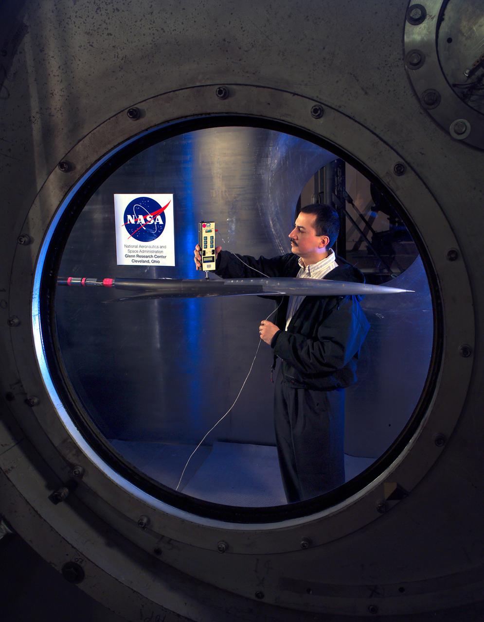 NASA GLENN/NASA LANGLEY LOADS COMPARISON TEST WITH 6 COMPONENT FORCE/MOMENT BALANCE AND 1.7% HIGH SPEED RESEARCH MODEL 5.