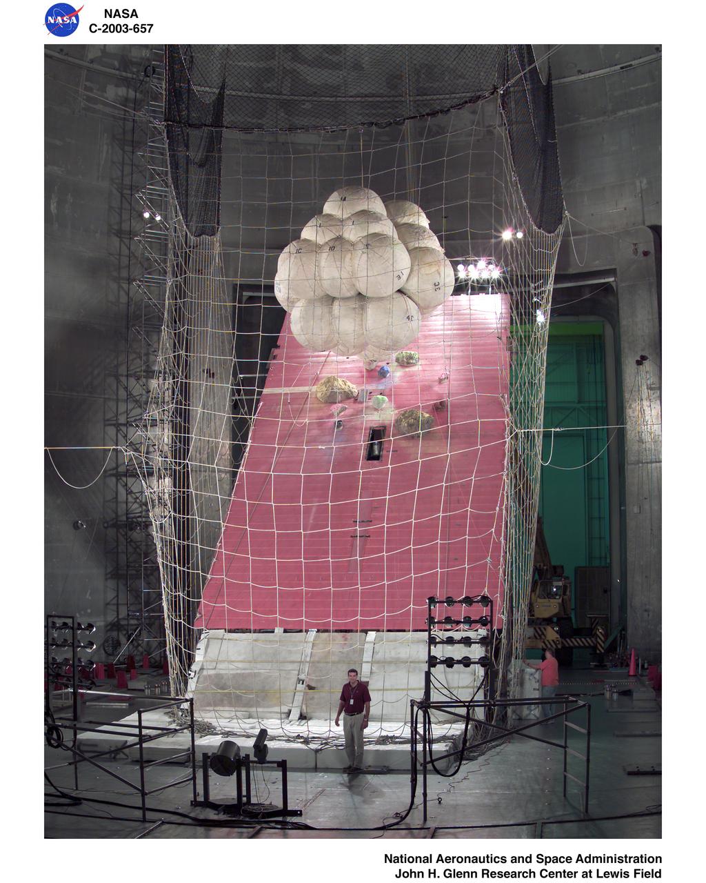 MARS EXPLORATION ROVER - MER - 2003 - FOOT OF TEST PLATFORM WITH LANDER PACKAGE