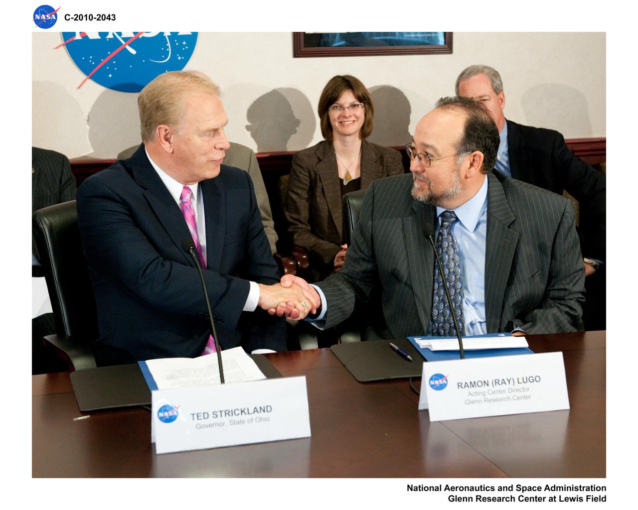 Signing of Memorandum of Understanding, MOU between the Center Director and the Governor of Ohio