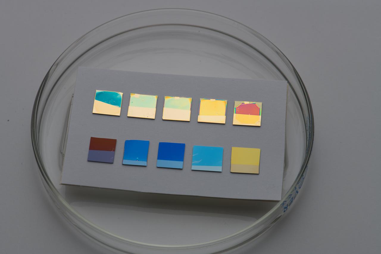 Dynamically tunable structural colors based on asymmetric Fabry-Perot cavities