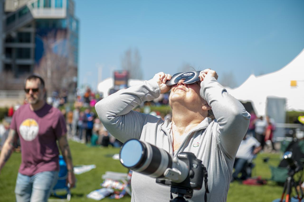 Event attendee views and photographs the eclipse safely. NASA Glenn Research Center and the Great Lakes Science Center hosted a three-day celestial celebration in downtown Cleveland, OH. This free, outdoor, family-friendly science and arts festival will feature free concerts, performances, speakers, and hands-on science activities with community partners. A total solar eclipse swept across a narrow portion of the North American continent from Mexico’s Pacific coast to the Atlantic coast of Newfoundland, Canada. A partial solar eclipse was visible across the entire North American continent along with parts of Central America and Europe. Photo Credit: (NASA/Jef Janis)