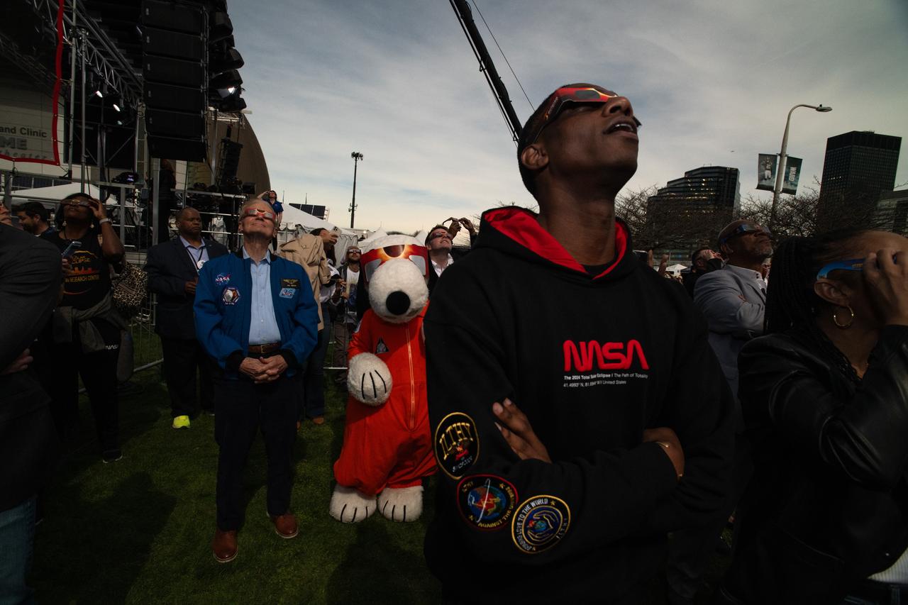 Administrator Bill Nelson, Snoopy and Cleveland Mayor Justin Bibb view the eclipse just before totality. NASA Glenn Research Center and the Great Lakes Science Center hosted a three-day celestial celebration in downtown Cleveland, OH. This free, outdoor, family-friendly science and arts festival will feature free concerts, performances, speakers, and hands-on science activities with community partners. A total solar eclipse swept across a narrow portion of the North American continent from Mexico’s Pacific coast to the Atlantic coast of Newfoundland, Canada. A partial solar eclipse was visible across the entire North American continent along with parts of Central America and Europe. 