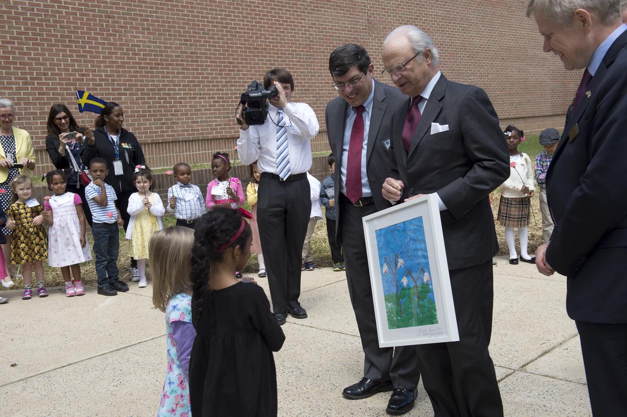 Goddard Center Director Chris Scolese greets His Majesty Carol XVI Gustaf, King of Sweden outside the Bldg 28 as children present him painting of Swedish Linnea flower as a gift  May 3, 2017.