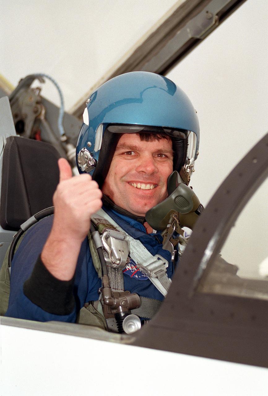 JSC2000-00924 (27 January 2000) ---  Astronaut Kevin R. Kregel, mission commander, signals thumbs up as he prepares to pilot a T-38 jet aircraft to southern Florida in preparation for launch next week aboard the Space Shuttle Endeavour.
