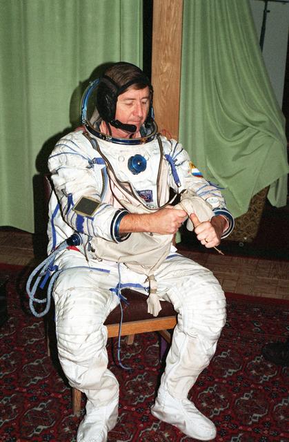 NASA image: Culbertson tests cosmonaut space suit in Soyuz trainer