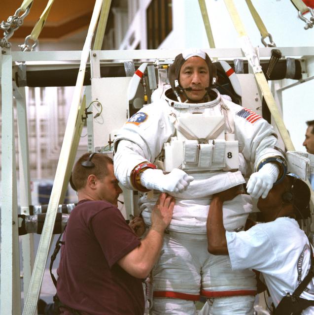 NASA image: STS-106 crew training in NBL