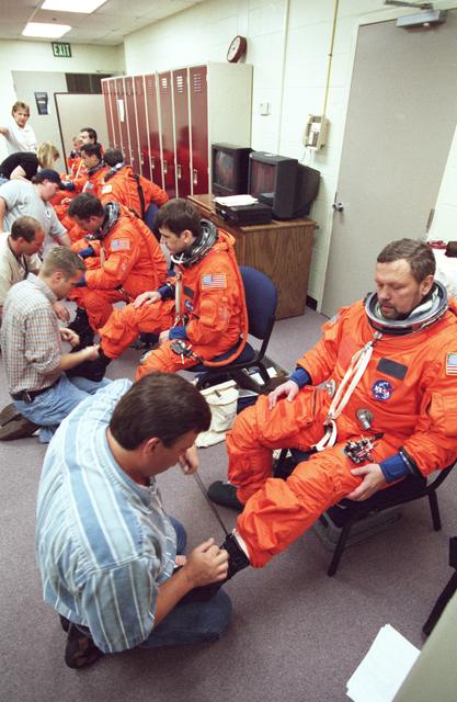 NASA image: STS-106 crew trains in building 9