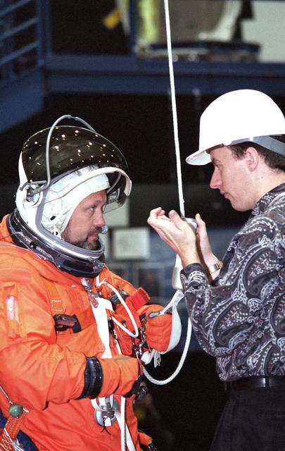 NASA image: STS-106 crew engages in bailout training