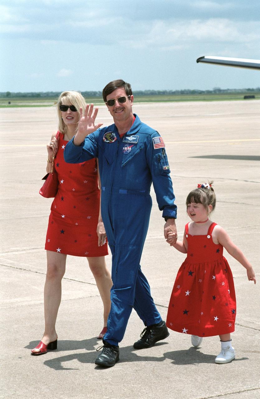 JSC2000-04594 (30 May 2000) --- Astronaut Scott J. Horowitz, pilot, reunites with wife Lisa Marie and young daughter following the STS-101 crew return. A welcome-home ceremony followed the arrival of the six astronauts and one cosmonaut at Ellington Field on the day after the landing of the Space Shuttle Atlantis in Florida.