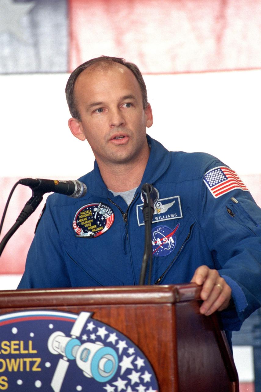 JSC2000-04604 (30 May 2000) --- Astronaut Jeffrey N.Williams, mission specialist, speaks to a crowd at the crew-welcoming ceremony at Ellington Field on the day following the completion of the STS-101 mission.