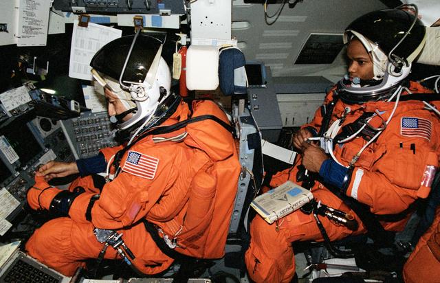 NASA image: STS-98 crewmembers engages in preflight training in building 5