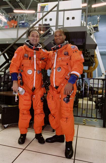 NASA image: STS-98 crewmembers engages in preflight training in building 5