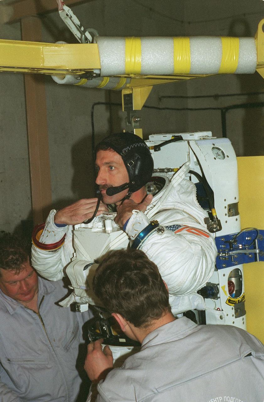 JSC2000-04866 (19 May 2000) --- Equipped with a shuttle extravehicular mobility unit (EMU) space suit, astronaut Daniel C. Burbank prepares to participate in an underwater spacewalk rehearsal in the Hydrolab facility at the Gagarin Cosmonaut Training Center in Star City, Russia.  Burbank, STS-106 mission specialist, was joined by astronaut Edward T. Lu (out of frame), for the simulation.