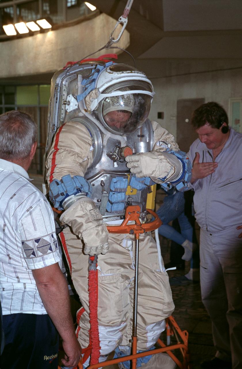 JSC2000-05372 (7 June 2000) ---  Astronaut William Shepherd, mission commander for ISS Expedition One, is about to  participate in an underwater spacewalk simulation in the Hydrolab facility at the Gagarin Cosmonaut Training Center in Russia.