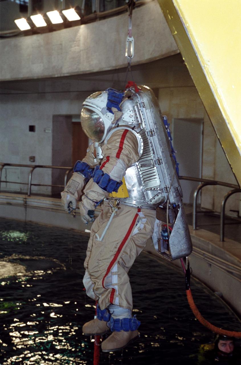 JSC2000-05374 (7 June 2000) --- Astronaut William Shepherd, mission commander for ISS Expedition One,  participates in an underwater spacewalk  simulation in the Hydrolab facility  at the Gagarin Cosmonaut Training Center  in Russia.