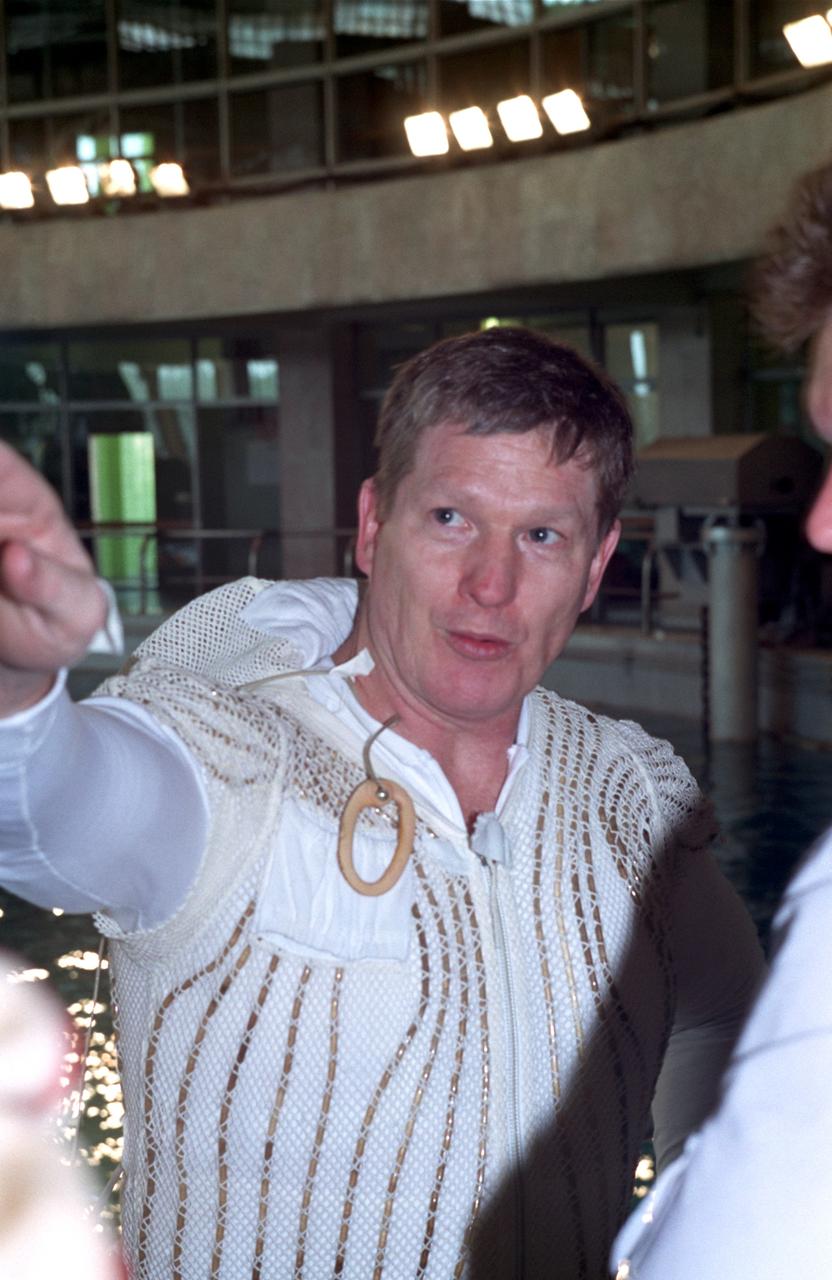 JSC2000-05375 (7 June 2000) --- Astronaut William Shepherd, mission commander for ISS Expedition One, is about to don his Orlan space suit in order to participate in an underwater spacewalk  simulation in the Hydrolab facility  at the Gagarin Cosmonaut Training Center  in Russia.