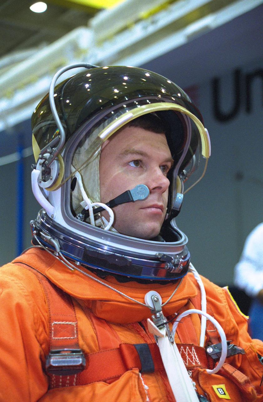 JSC2000-05557 (3 August 2000) --- Astronaut James M. Kelly, STS-102 pilot,   listens as a crew training staff member briefs the astronauts at the Full Fuselage Trainer (FFT) during an emergency egress training exercise at the Johnson Space Center's Systems Integration Facility.