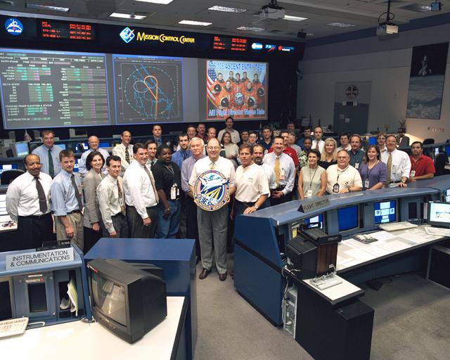 NASA image: STS-106 flight control team poses in the south MCC